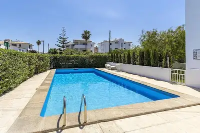 Image de Modern Ground Floor Apartment with a Private Garden & Communal Pool in Llenaire - 300m to the Beach!
