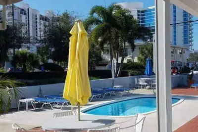 Image de Clearwater Beach Condo 10 steps to beach! !