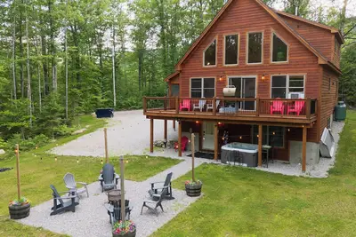 Image de Family 4br Chalet w/ Hot Tub, Ac, Firepit & Game Room! Great for star gazing!