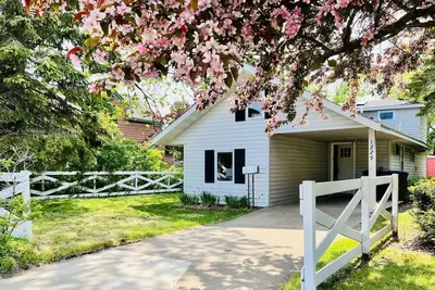 Image de Enchanting Train Car Retreat Close to the Beach