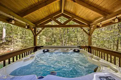 Image de Hocking Hills Secluded Cabin • Hot Tub • Fireplace