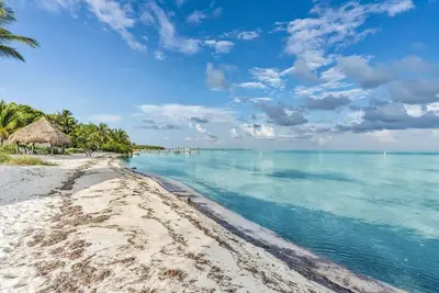 Image de Upscale Waterfront Home with Private Beach & Dockage