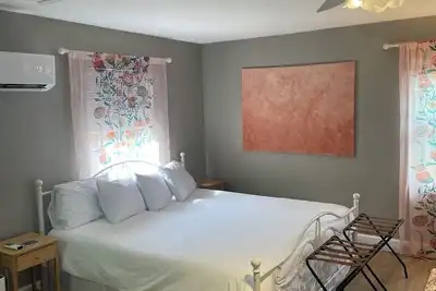 Image de Riverside Casita: semi-private pool, spa, dock, garden oasis, 5 min to downtown!