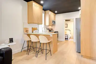 Image de The Otis 𓅬 on Victoria Park | 2 Bed 1 Bath | Main Floor Suite