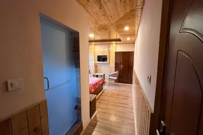 Image de Mountain View Room | w King Sized Bed, Balcony, View, Food, T. V,
