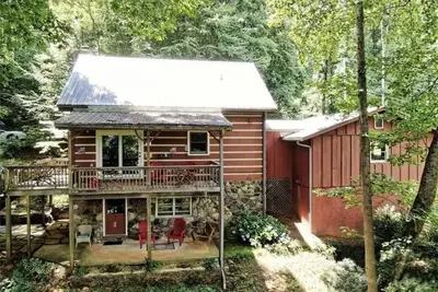 Image de Adventure Awaits at this 4 bedroom Chink-log Cabin