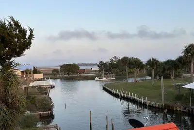Image de Coastal meets country in this small but spacious canal home.
