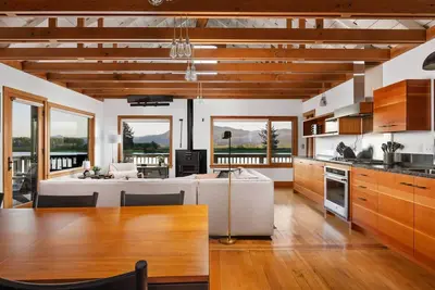 Image de Breathtaking Nehalem River Views, Pet Friendly, Private Dock, Wraparound Deck, 2 Miles to Beach