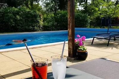 Image de Gîte cosy près du Mans avec jardin, piscine et parking, idéal pour 4 pers.