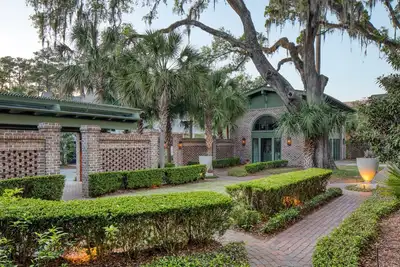 Image de Iconic Boathouse Row Home w/ May River Views, Guest House & Firepit
