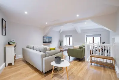 Spacious Detached property with Waterfall View