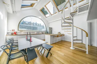 Image de Unique Light-Filled Three-Bedroom Mews House