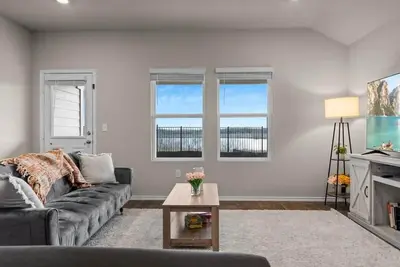 Image de @ Marbella Lane - Amazing 4br Lakeview Home