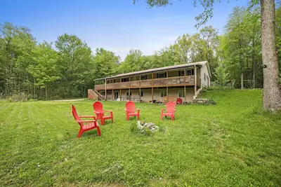 Image de Forest Retreat - Sleeps 30 - 2 minutes from boat launch