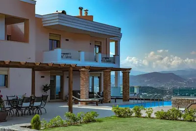 Endless View Villa close to the beach