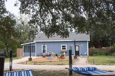 Image de Modern Country Cottage w/Brand New Screened-In Porch and Hot Tub