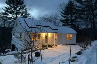 Image de Cozy hilltop cottage w free Ev charger near downtown, Hubbard Park & ski resorts