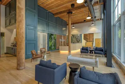 Image de Sleek Waterfront District Hotel in the heart of Downtown