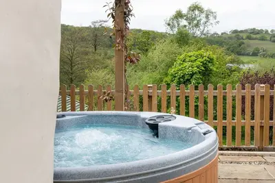 Image de Lovely 2 Bedroom Countryside Hot Tub Retreat