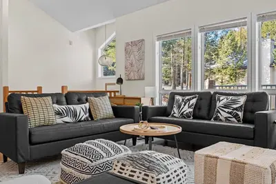 Image de The Timbersmith | Hot Tub | Firepit | Beach Access