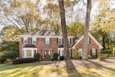 Image de Colonial with a contemporary flare. Come relax and unwind!