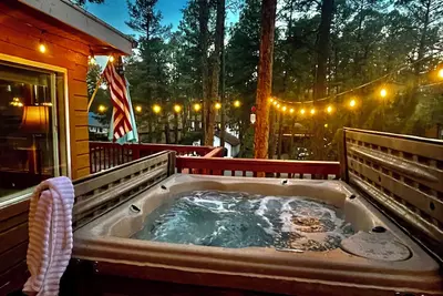 Image de The Elk Meadow Cozy Cabin | Hot Tub, Walk to Town!