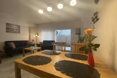 Image de Wohnzimmer, 2 Schlafzimmer, Küche, Bad, Terrasse, Garten, Parkplatz, Nichtraucher-haus