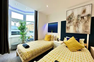 Image de Massive New House Sleeps 20+ Accepts Groups