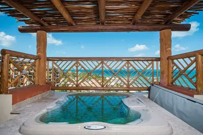 Image de Cancun 3 Bedroom Hotel Ocean Front Penthouse Suite w/ Jacuzzi, sleeps 6-8