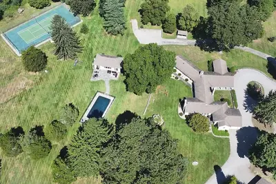 Image de Stunning Estate with 7 bedrooms, private pool, tennis court and spacious gardens