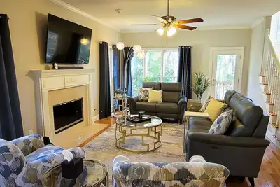 Image de Luxury Hideaway 5 Min from Mall of Georgia & 15 Min from Lake Lanier