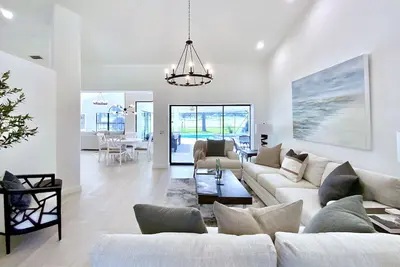 Image de Luxury, Newly Renovated Home, Pets, Pool --- Minutes from Wec & Hits, Golf