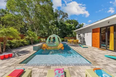 Image de Tropical Vibe 4br 6 Bed New Heated Pool, Hot Tub