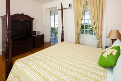 Image de Discover Brownes Beach! Contemporary Unit w/ Balcony! Pool and Free Parking