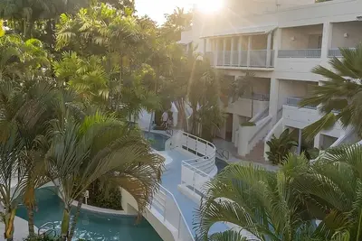 Image de 2 Classy Units Close to Bridgetown! Onsite Swimming Pool, Free Parking!