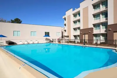 Image de Unforgettable City Trip! Pets Allowed! On-site Pool! Parking Available!
