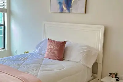 Image de Parking, Tesla E-Charge, Remote Work area, Shopping, Restaurants, Nightlife