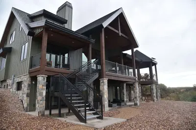 Image de Spectacular and New Cliff Lake Lodge @ Six Lakes Resort