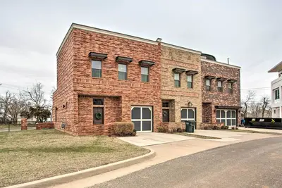 Edmond Escape w\/ Pinball Machine & Patio!