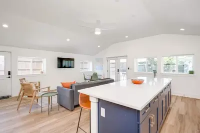 Image de 2 Kings, Hot Tub, Modern Cottage Hill Country