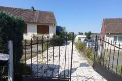 Image de Maison avec beau jardin très proche de la nature et de la ville