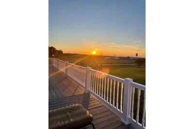 Image de Relax and enjoy sunsets over the Adirondacks, centrally located