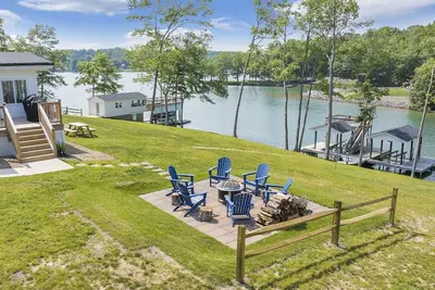 Image de Lakefront with private dock & Fire Pit