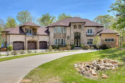 Image de Beautiful, luxurious 7, 400 sq. ft. home located in a scenic