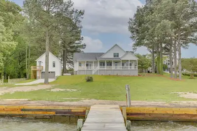 Image de Beautiful river  house with dock and boat house