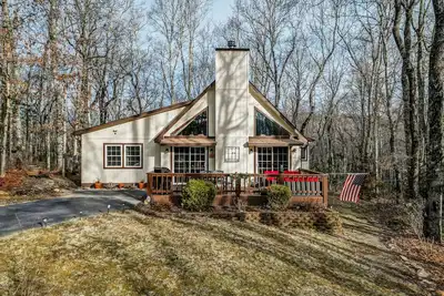 Image de 3br mountain-view cabin with fireplace, deck, grill, & firepit