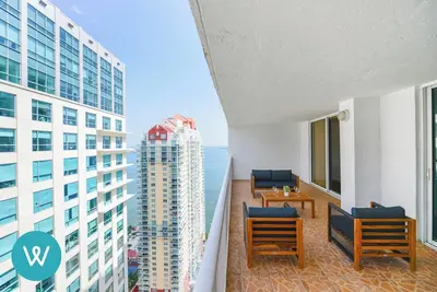 Image de Brickell skyline views: Stylish apt w pool