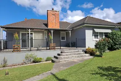 Image de Cosy family home, walking distance to shops and cafes.