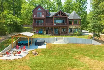 Image de Lakefront Lodge / Cabin / Retreat - Huge Niangua Frontage w/ Beach