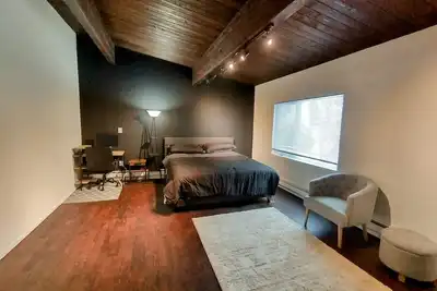 Image de Modern 2, 000+ sf house. Sauna + Parking! 5 mins from airport.